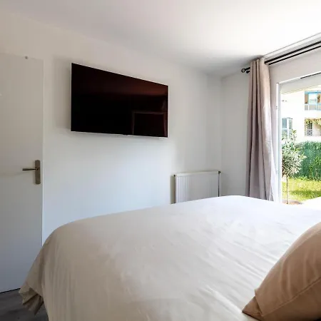 Apartment Refuge Avec Jardin, A 6 Minutes A Pied Du Metro L Echat-lovely Retreat With Garden, Located A 6-minute Walk From L Echat Metro Station *