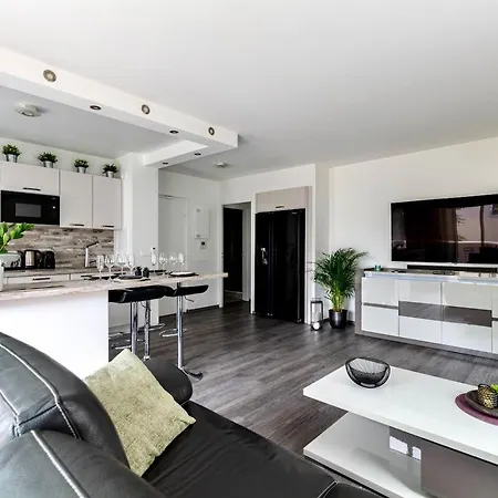 Refuge Avec Jardin, A 6 Minutes A Pied Du Metro L Echat-lovely Retreat With Garden, Located A 6-minute Walk From L Echat Metro Station Apartment Creteil